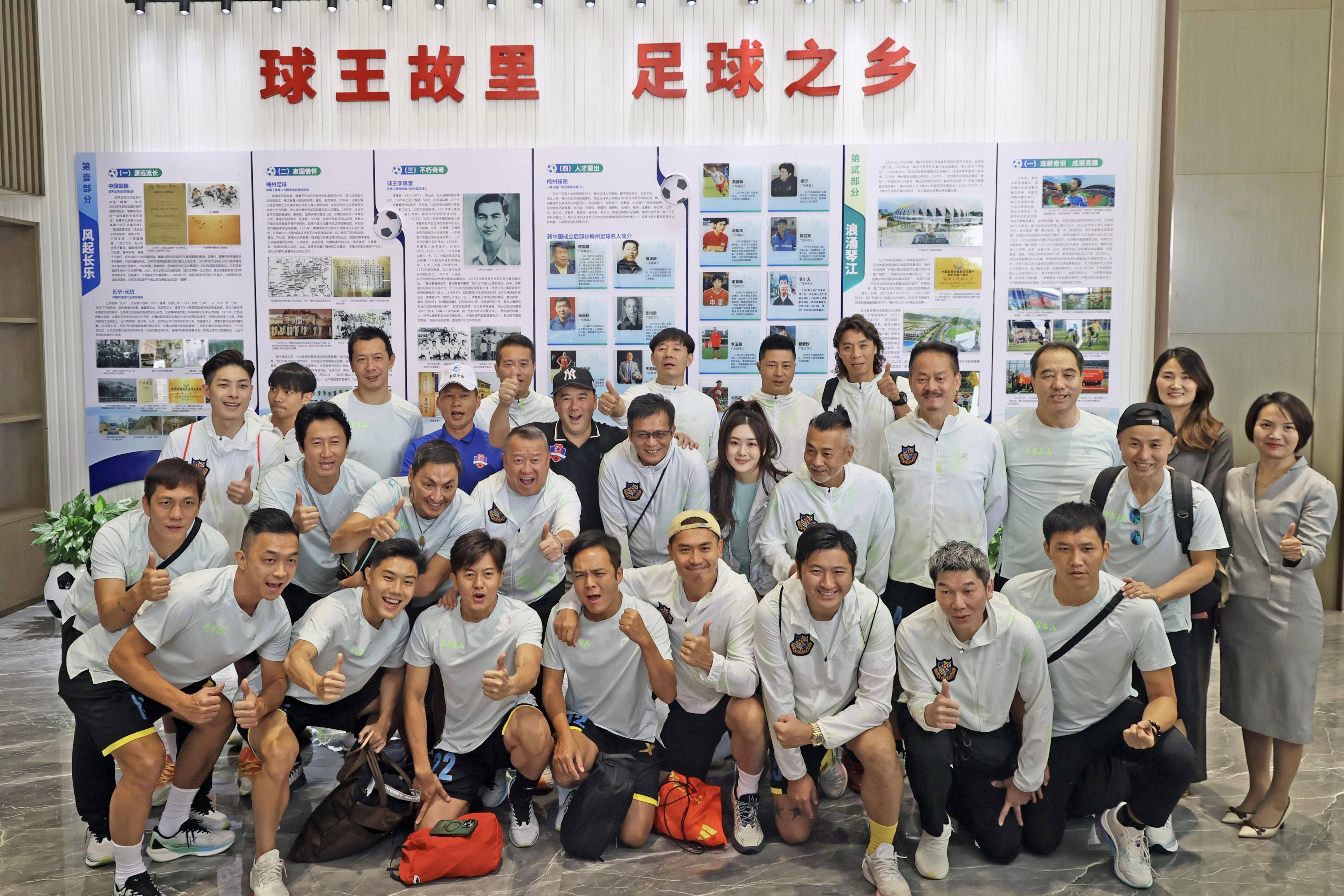 包含足球比赛中各支球队展现出球员团队合作精神的词条 包含足球比赛中各支球队展现出球员团队合作精神的词条