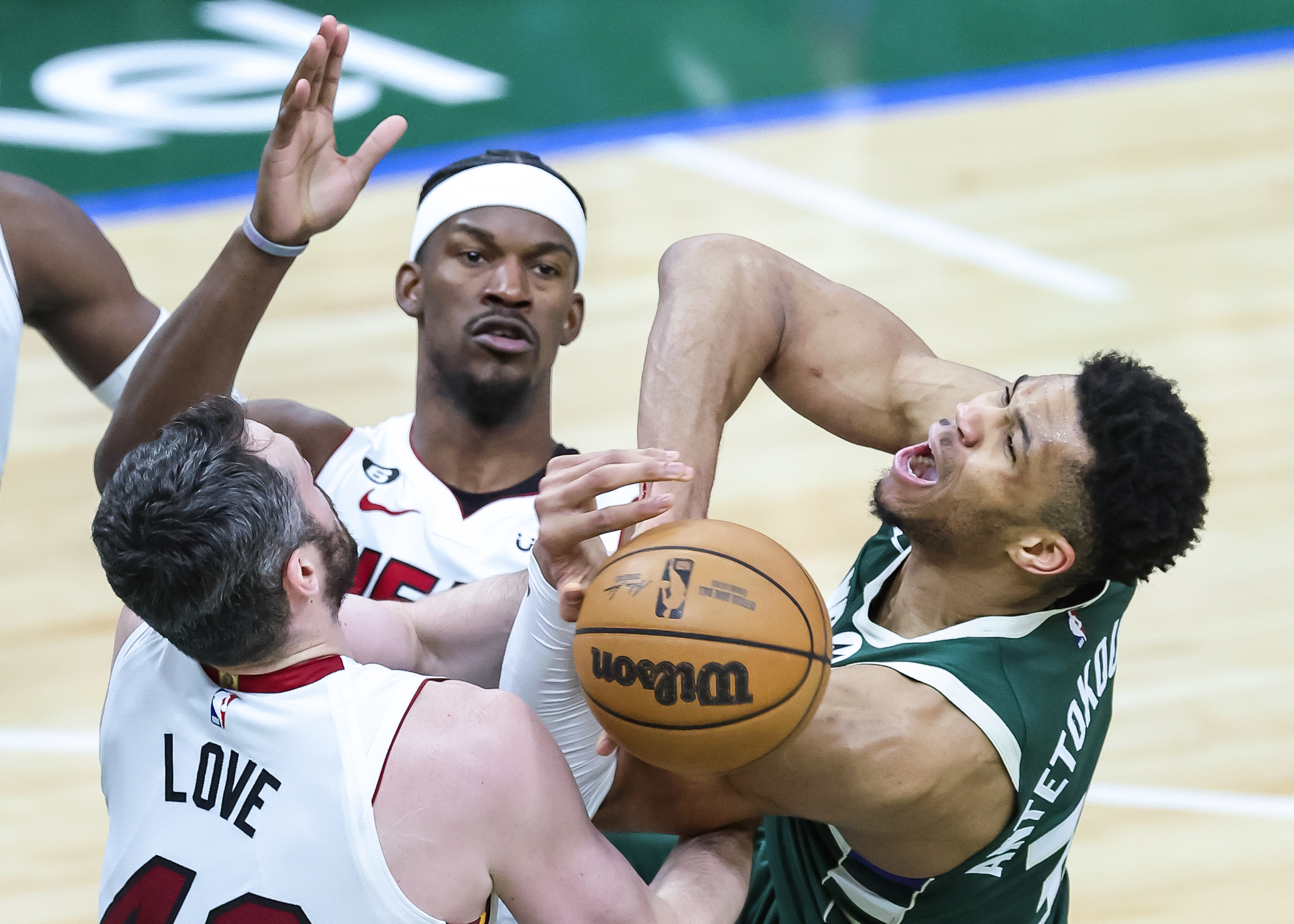 雄鹿击败热火,晋级东部半决赛 雄鹿击败热火,晋级东部半决赛