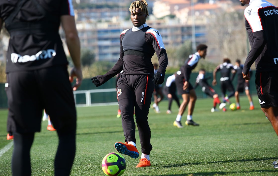 尼斯客场击败亚眠,夺得三分 尼斯客场击败亚眠,夺得三分