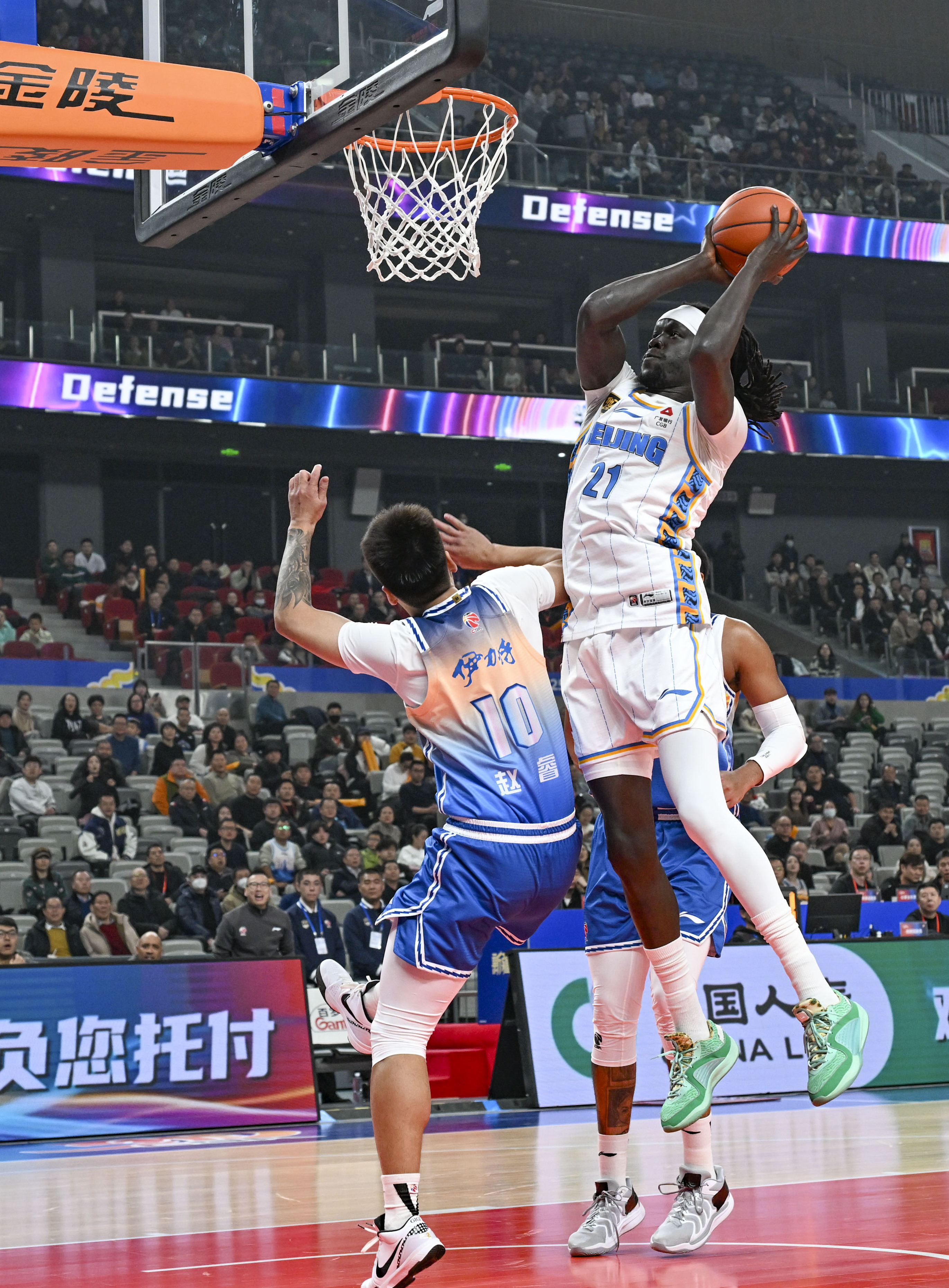 篮球职业球员在比赛中表现出色