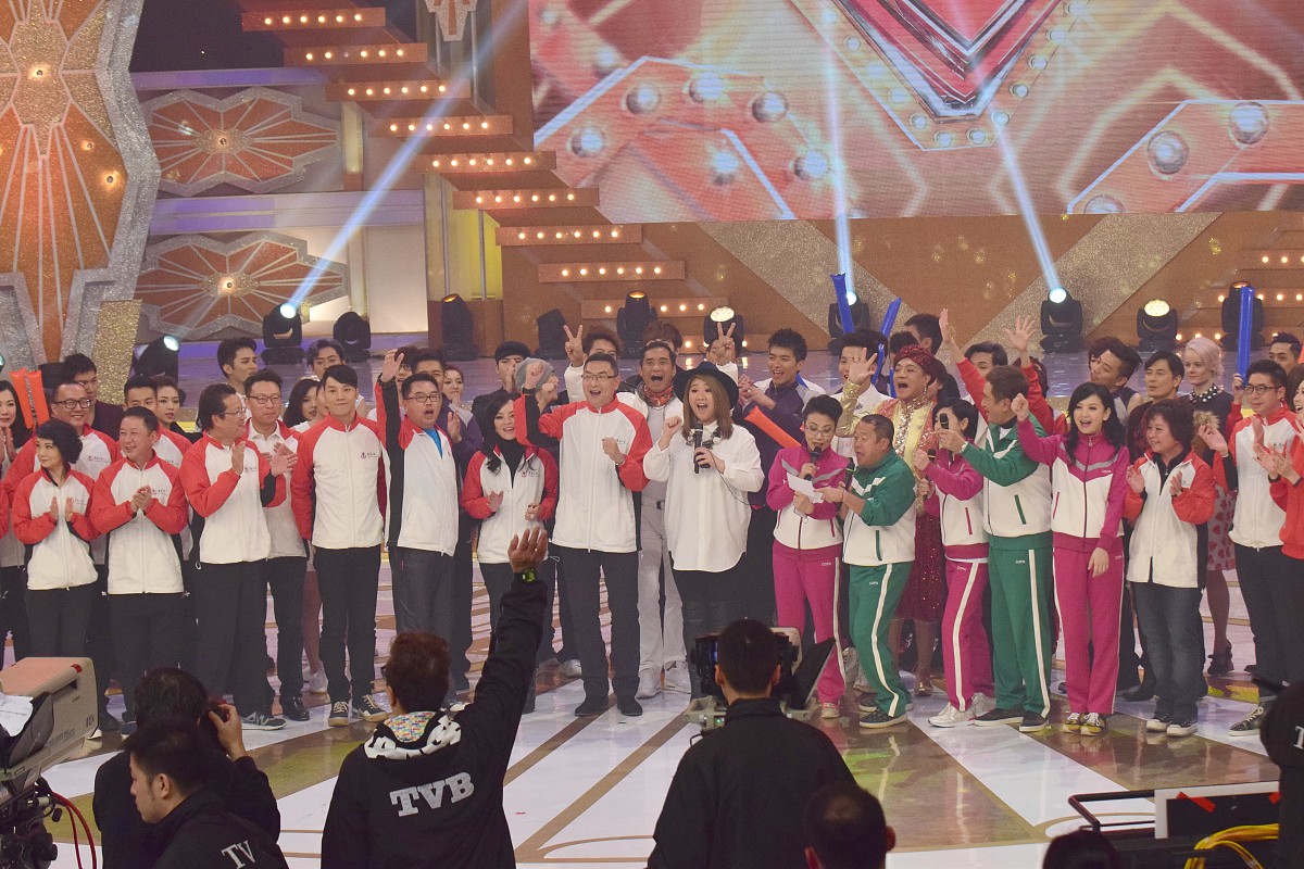 包含自行车选手力压群雄，荣耀登顶的词条