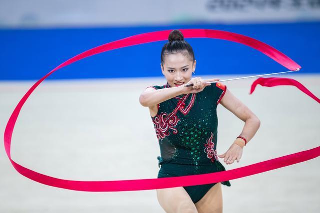 体操冠军用优美动作征服评委 体操冠军用优美动作征服评委