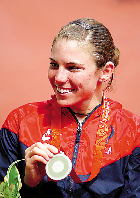 西班牙运动员在击剑比赛中获得银牌