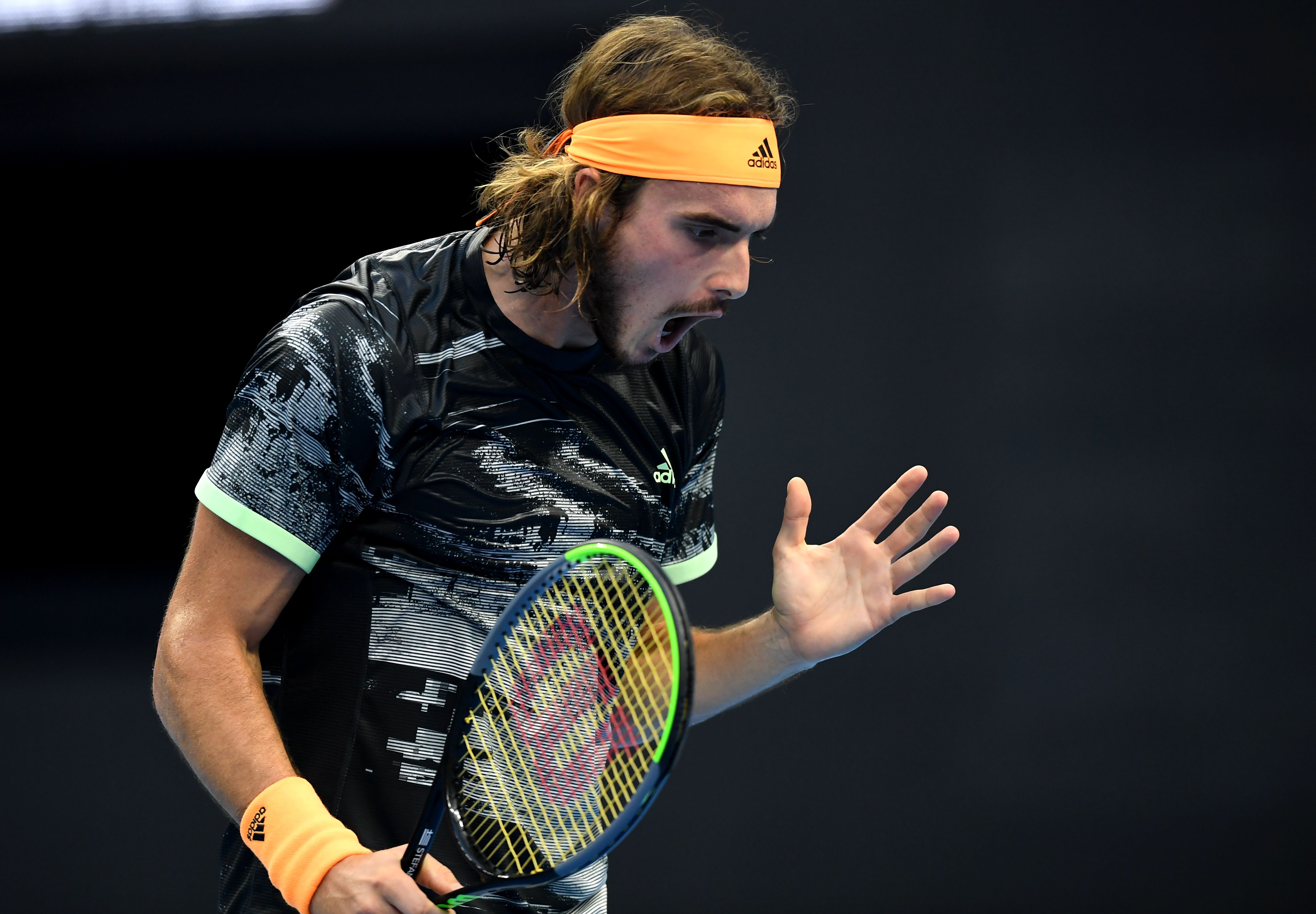 包含西班牙网球队横扫美国网球队，西西帕斯关键制胜的词条